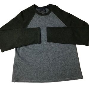 Abercrombie & Fitch men’ s sweater
80% Lambswool; 20% Nylon Raglin Sleeve XL